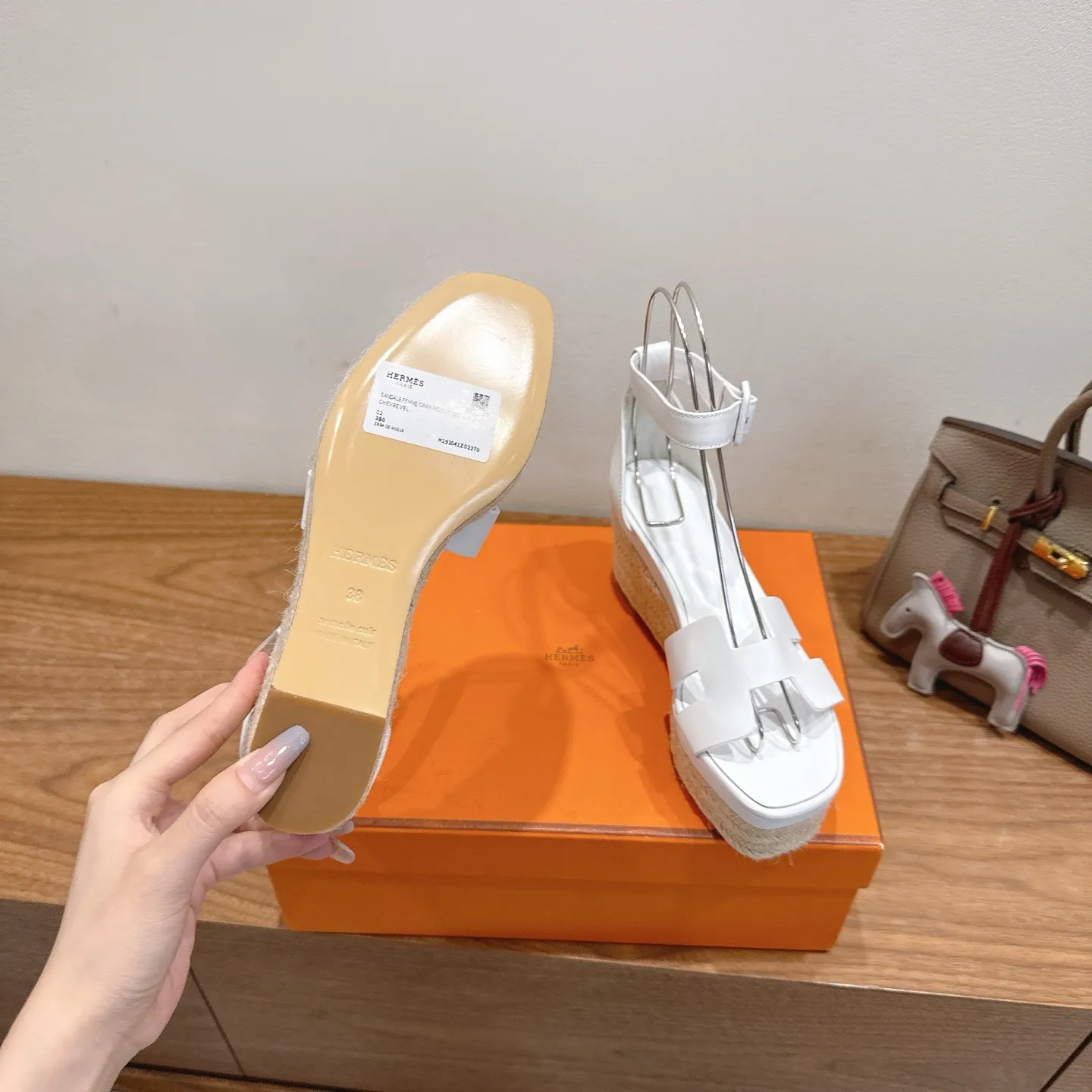 👟👟Ex-factory price 720👟👟 Hermes... a Eclair 2025 new color + popular series, the version is super positive, with a certain thickness, which makes the legs longer! Breathable, comfortable calfskin, spring and summer color matching, this item is both beautiful and comfortable! Channel supply code size: 35-39 can be ordered as 40.41 with airplane box ➕20